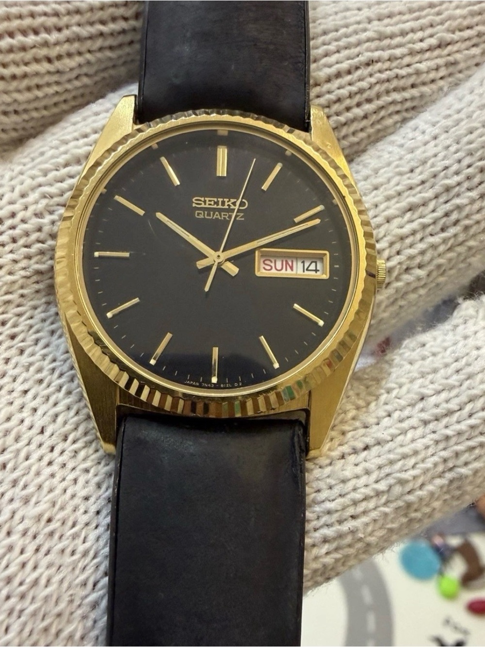 Vintage Seiko 7N43-8A10 Mens Gold Tone Fluted Bezel Black Dial Quartz Watch Day